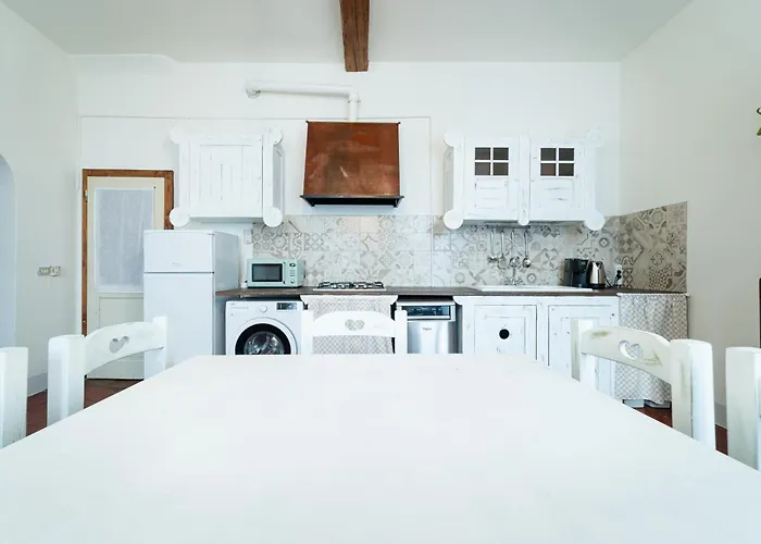 La Corte Di Emily Ap. 1 * Milán