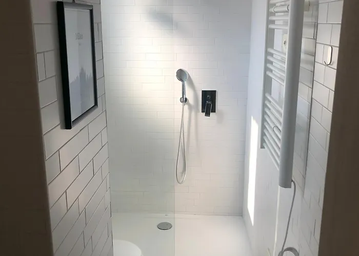 Bright 21 Station Apartment