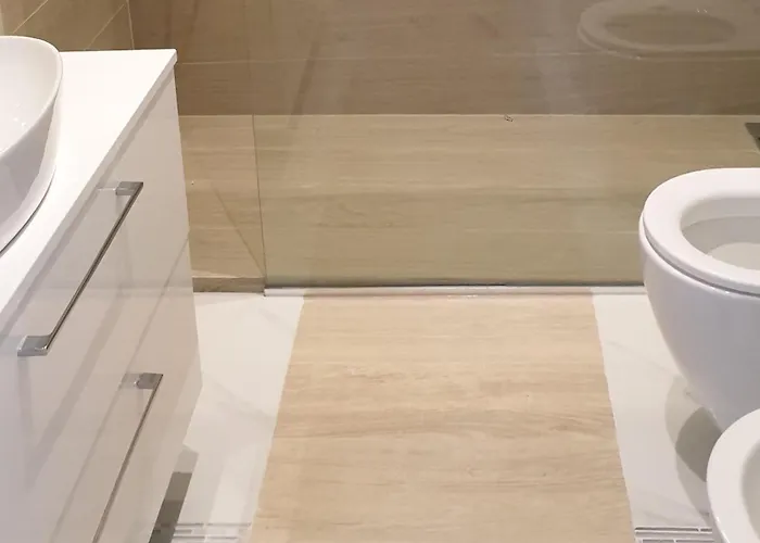 Spacious & Lovely - 4 Queen Bed Apartment