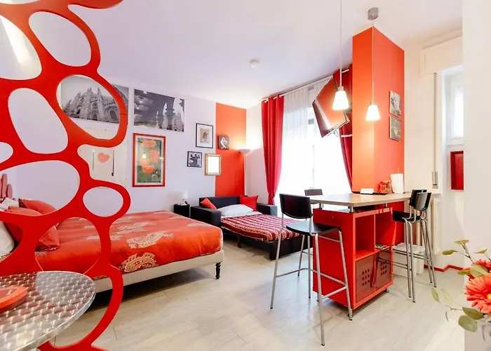Rosso A Milano, Tranquillo, Vicino Allo Ieo
