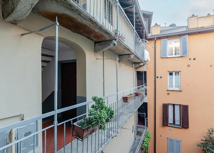 Guesthost - Sant Ambrogio Lovely Flat *