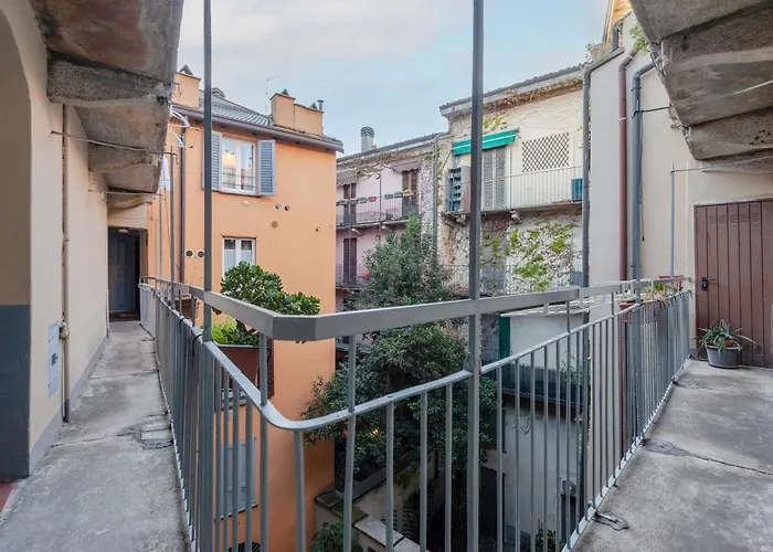 Guesthost - Sant Ambrogio Lovely Flat