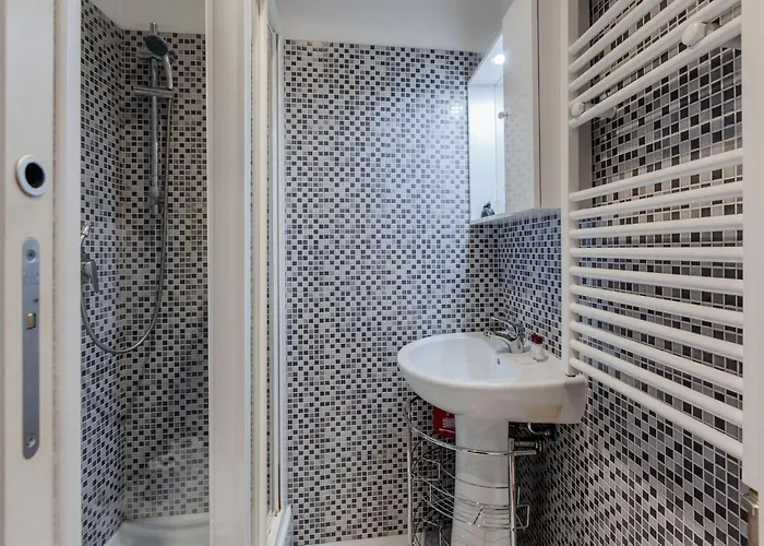 Guesthost - Sant Ambrogio Lovely Flat Apartment *