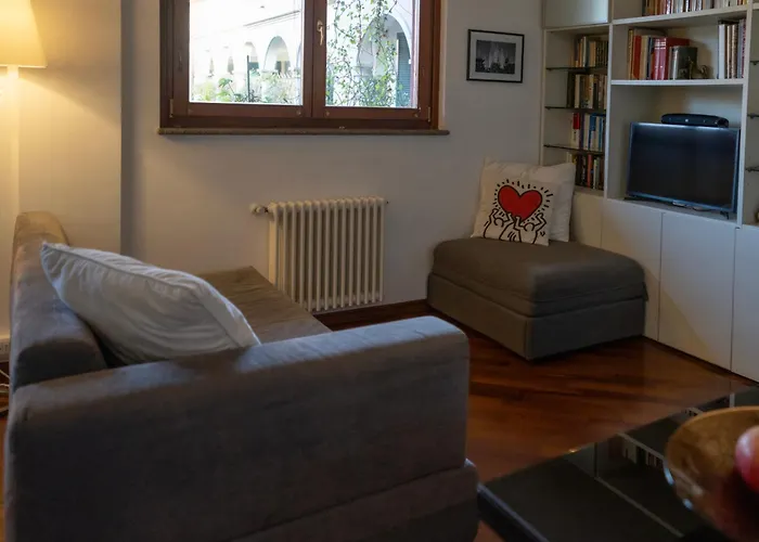 Bastia Rm Up To 4 Guests - In The Heart Of Scalo Romana, Olimpico, Prada, Bocconi And Easy Access To Forum Assago, Ieo, Ied, Duomo, San Siro Lägenhet