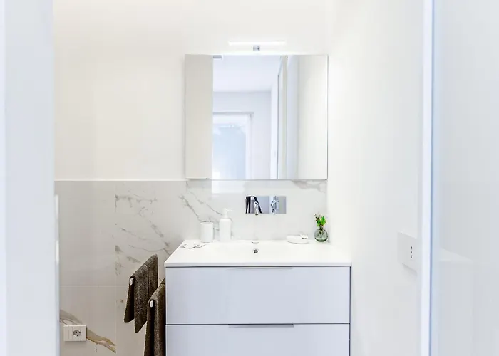 - Duomo And Navigli, Bright With Balcony Daire Milano