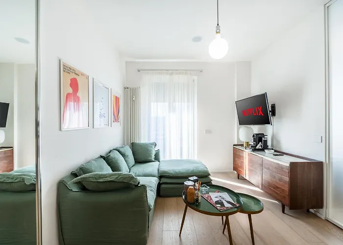 - Duomo And Navigli, Bright With Balcony * 米兰