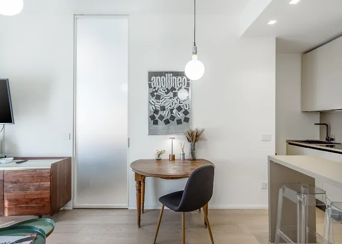 - Duomo And Navigli, Bright With Balcony * 米兰