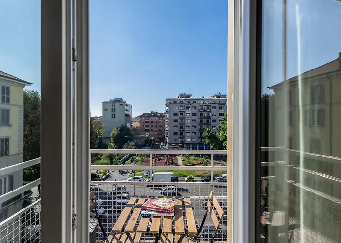 - Duomo And Navigli, Bright With Balcony * 米兰