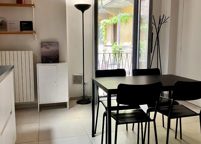 Bilocale Su Corte Milanese 아파트 밀라노