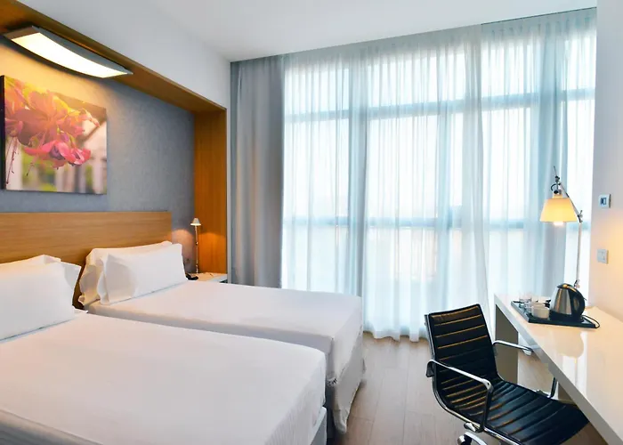 מלון Hilton Garden North 4*