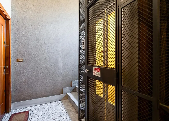 - Duomo And Navigli, Bright With Balcony * 米兰