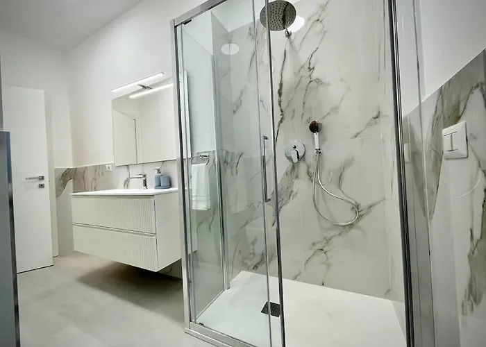 Luxury 1 Bedroom Apartment, Close To San Siro, Fiera And 10 Min Metro To Duomo Apartment *