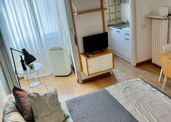 Cozy 3 Km Away From Duomo * 밀라노