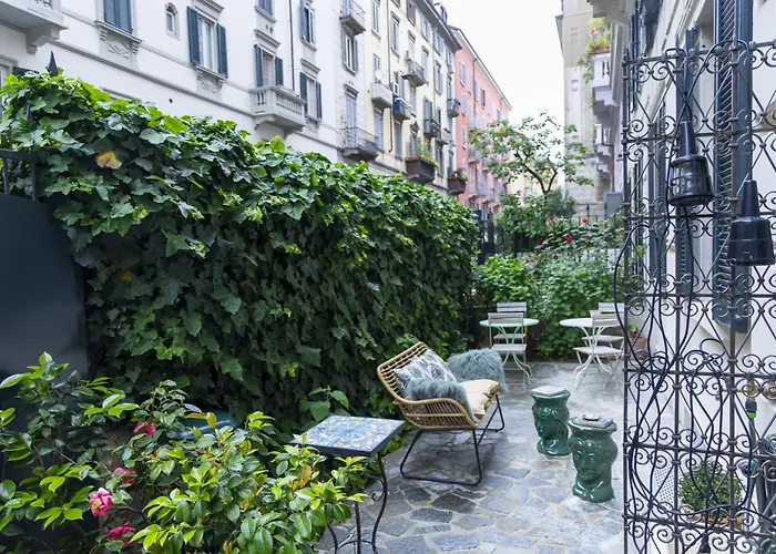 Luxury Bohemian With Private Garden In Apartament Mediolan