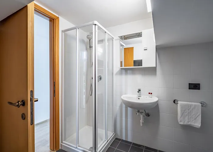 Guesthost - Magenta Long Let Apts