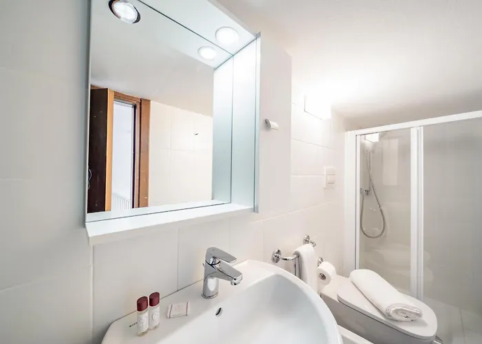 Guesthost - Magenta Long Let Apts