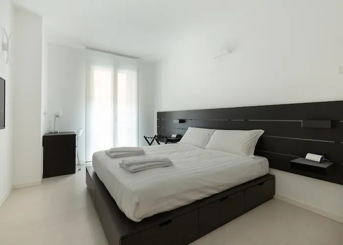 Easytopstay - Porta Nuova Bright And Roomy Flat