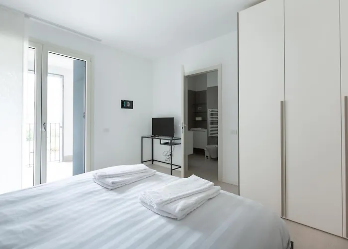 Easytopstay - Porta Nuova Bright And Roomy Flat *