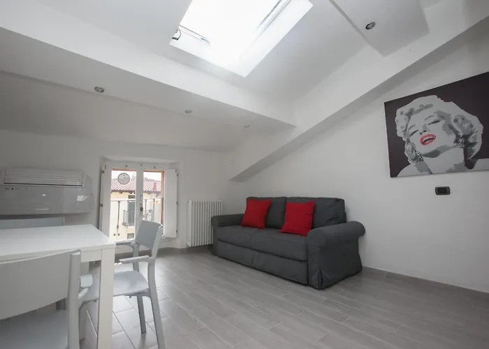 Just Urban - Impressive 1br Penthouse In Center - Metro M2 M4 Apartment Mailand