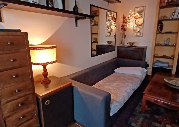Gold House Station Apartment