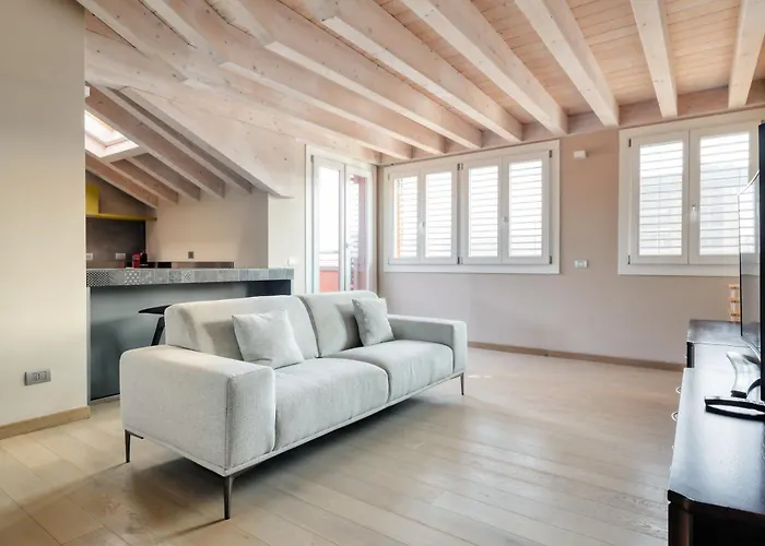 Joivy Elegant With Parking And Balcony Milán