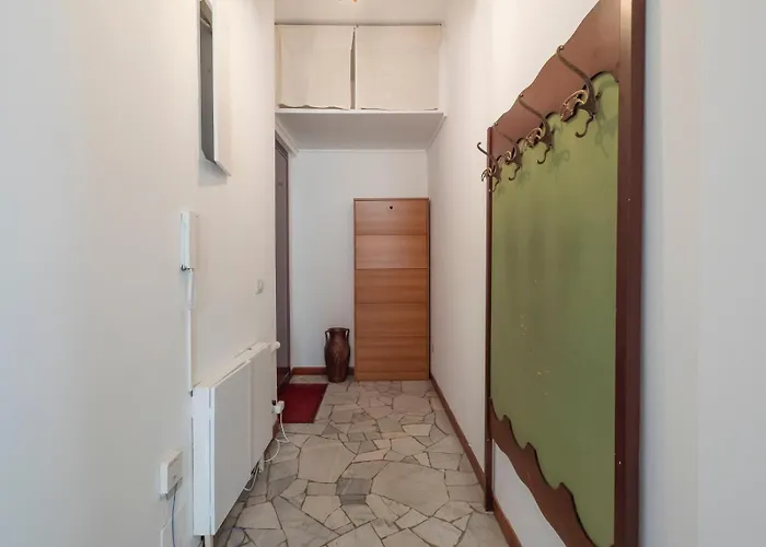 Xenia - Spacious Two-room In The Flower District