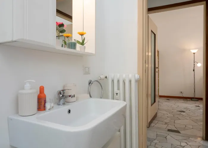 Xenia - Spacious Two-room In The Flower District * Milano
