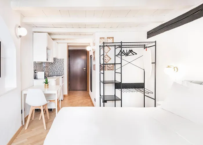 Central Studio Apartment *