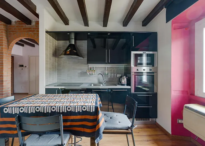 Colonne Di San Lorenzo - Colorful Apartment!