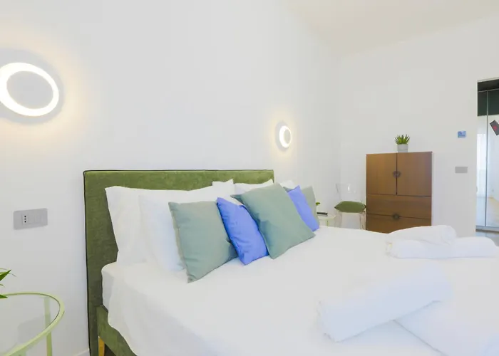 Private Luxury 5 Bedroom - Station *