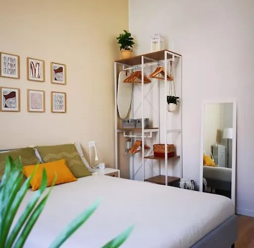 Apartmán Sunny Flat 50 Meters From The Metro Milán