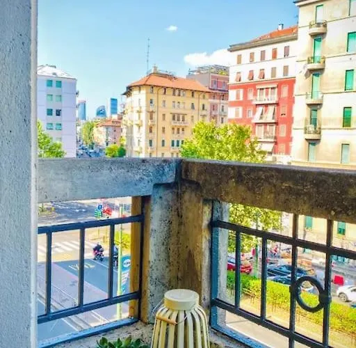 Apartmán Sunny Flat 50 Meters From The Metro Milán