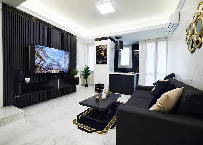 Italian Fashion - Luxurious Marble City Center מילאנו