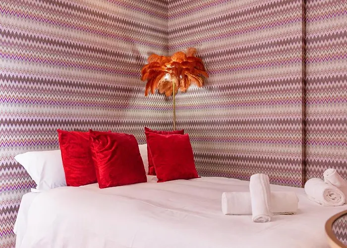 Piazza Del Carmine - Gold Exclusive - In The Underground No Windows * Milan