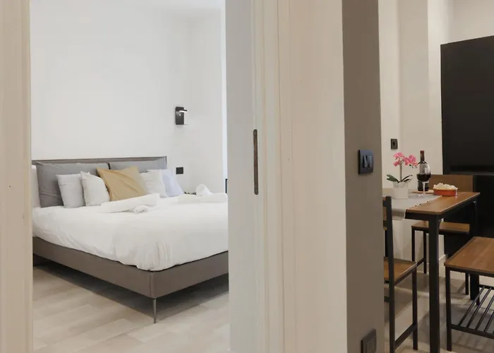 Apartament New Modern Flat 10 Minutes Walk From Station Mediolan