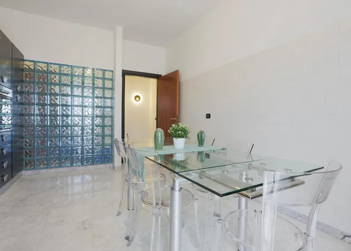 Urban Elegance Station W/private Garage Lejlighed