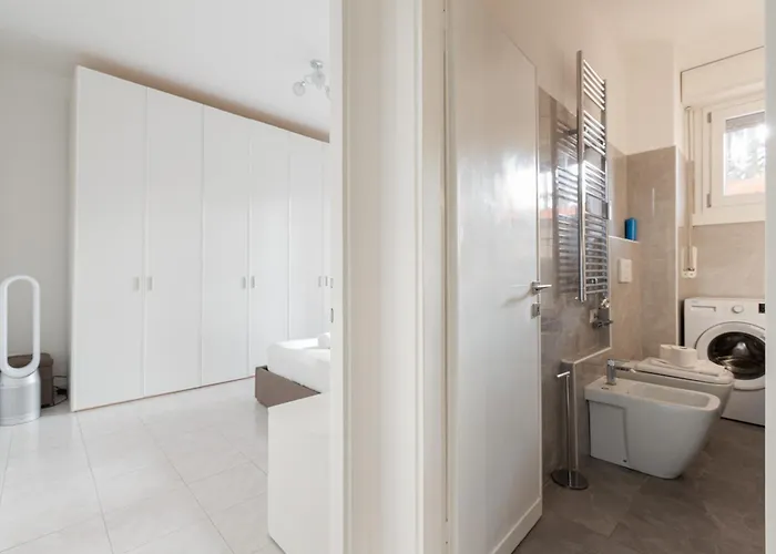 Guesthost - Corvetto M3 Bright With Balcony! Milão