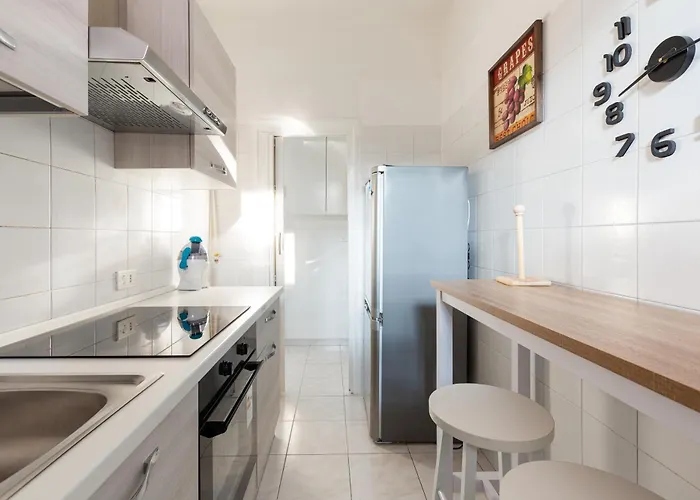 Guesthost - Corvetto M3 Bright With Balcony! Apartment