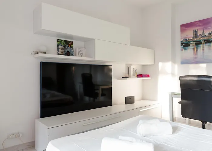 Guesthost - Corvetto M3 Bright With Balcony!