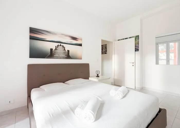 Guesthost - Corvetto M3 Bright With Balcony! Milão