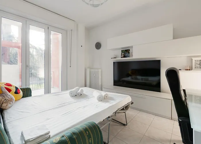 Guesthost - Corvetto M3 Bright With Balcony! Apartment Milan