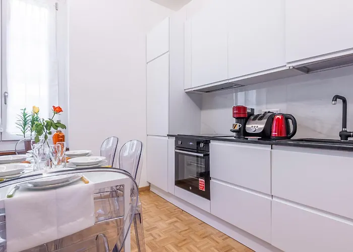 2 Bedroom - Chinatown Apartment *