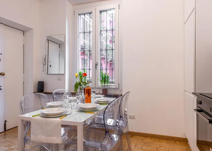 2 Bedroom - Chinatown Apartment