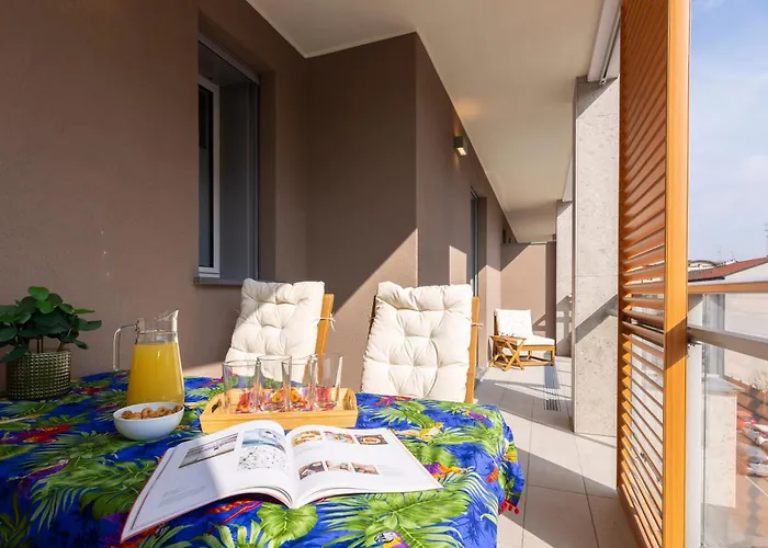 Guesthost - Glam Flat *