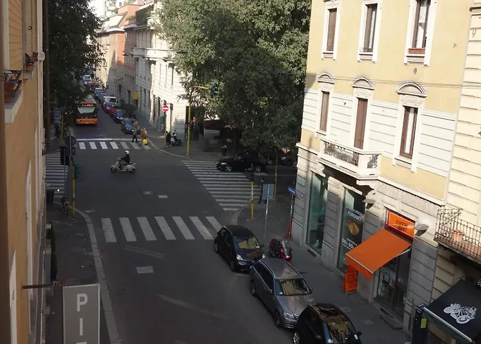 Charming Milanese Aparment דירה *