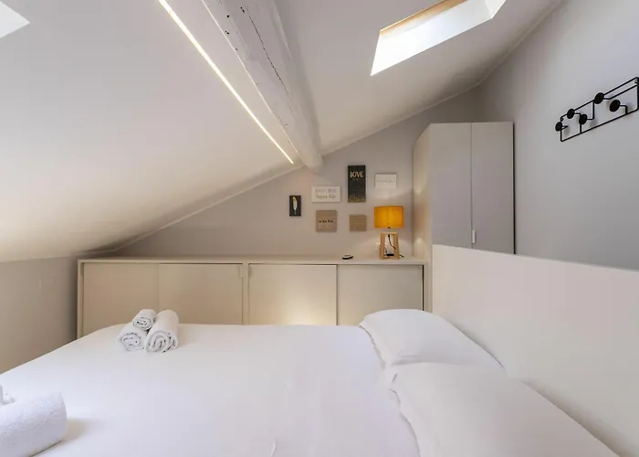 Ferrucci 1 Bedroom Attic In By Halldis ميلان