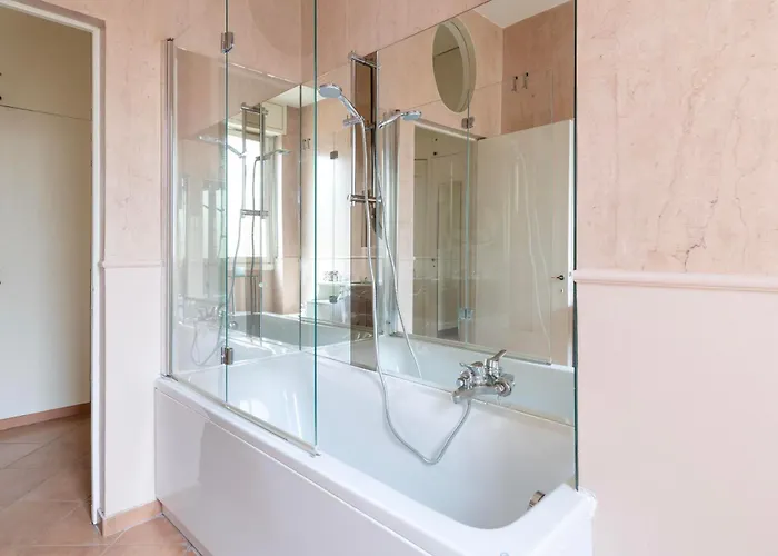 Classy Heritage Home, Center, 7 Guests Milan