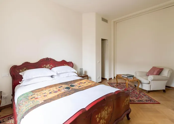 Classy Heritage Home, Center, 7 Guests Apartment