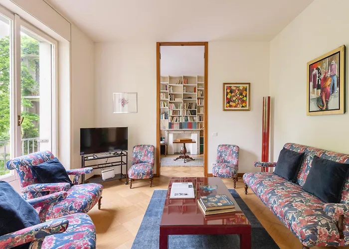 Classy Heritage Home, Center, 7 Guests 公寓