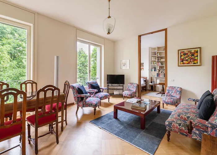 Classy Heritage Home, Center, 7 Guests Apartment